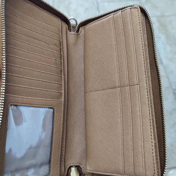 Gently use, Michael Kors Jet set Wallet - Picture 5 of 15